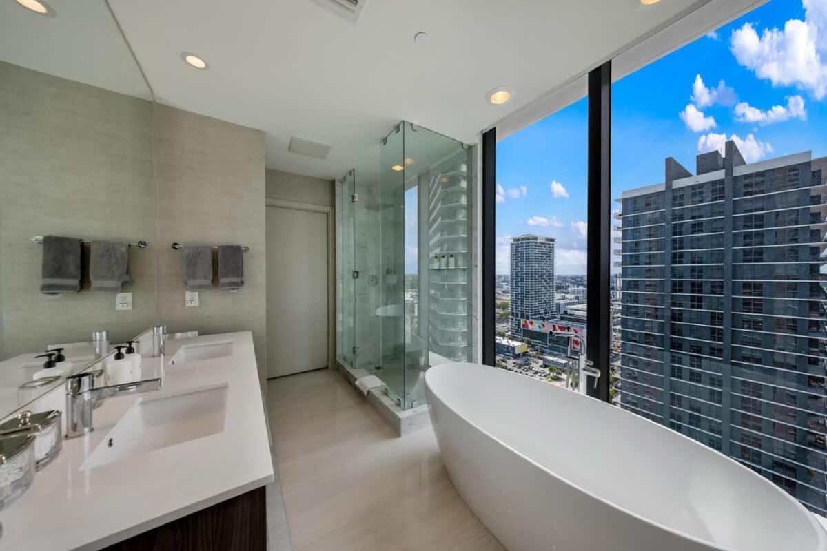 Skyline & Waterfront Views In A Luxe 3br Casa vacanze