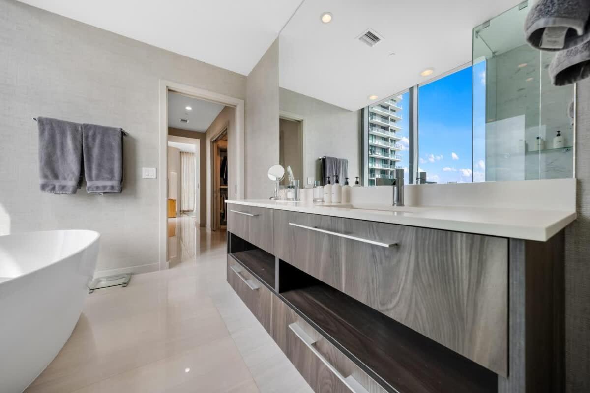 Skyline & Waterfront Views In A Luxe 3br