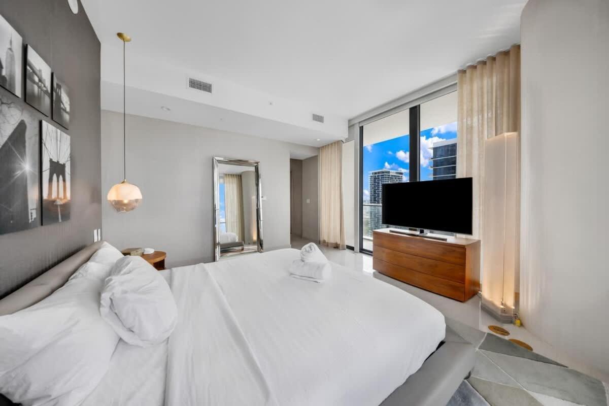 Skyline & Waterfront Views In A Luxe 3br Casa vacanze Miami