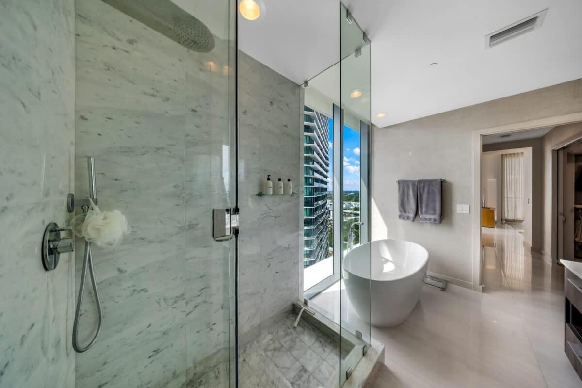 Skyline & Waterfront Views In A Luxe 3br * Miami