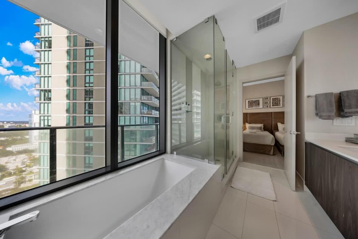 Skyline & Waterfront Views In A Luxe 3br Miami