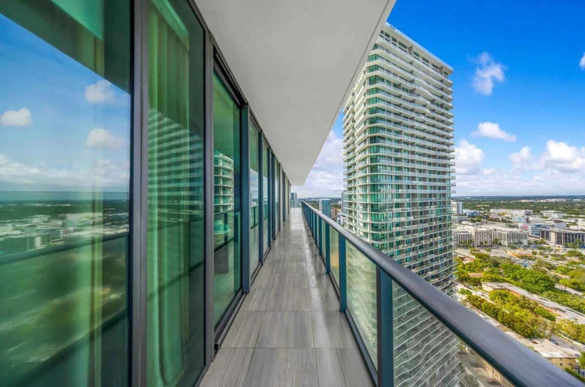 Skyline & Waterfront Views In A Luxe 3br