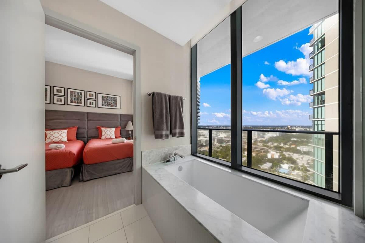 Casa vacanze Skyline & Waterfront Views In A Luxe 3br Miami