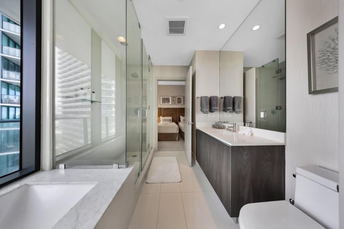 Skyline & Waterfront Views In A Luxe 3br * Miami