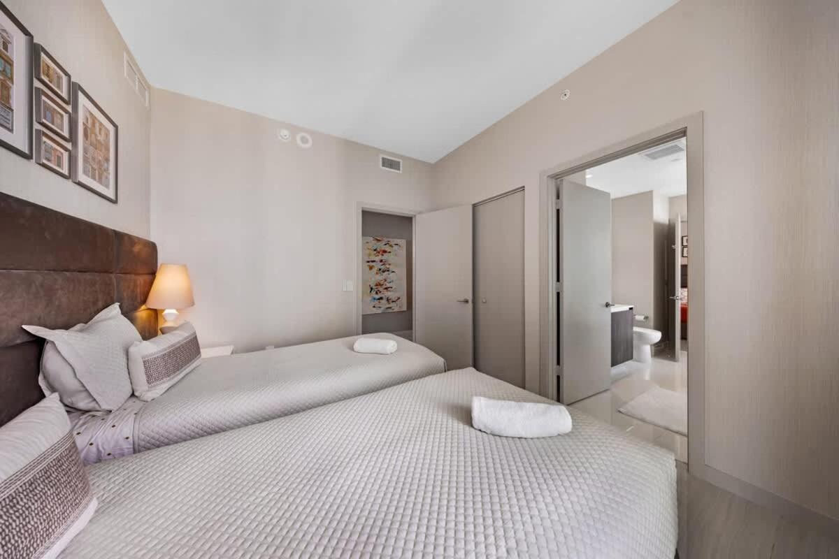Skyline & Waterfront Views In A Luxe 3br Casa vacanze Miami