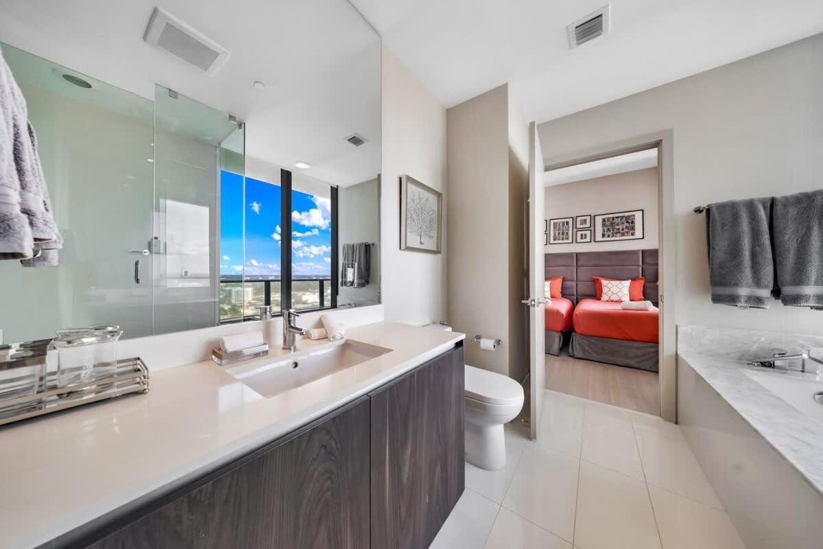 Skyline & Waterfront Views In A Luxe 3br Casa vacanze Miami