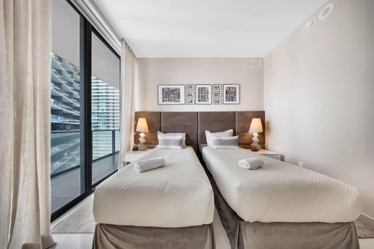 Skyline & Waterfront Views In A Luxe 3br * Miami
