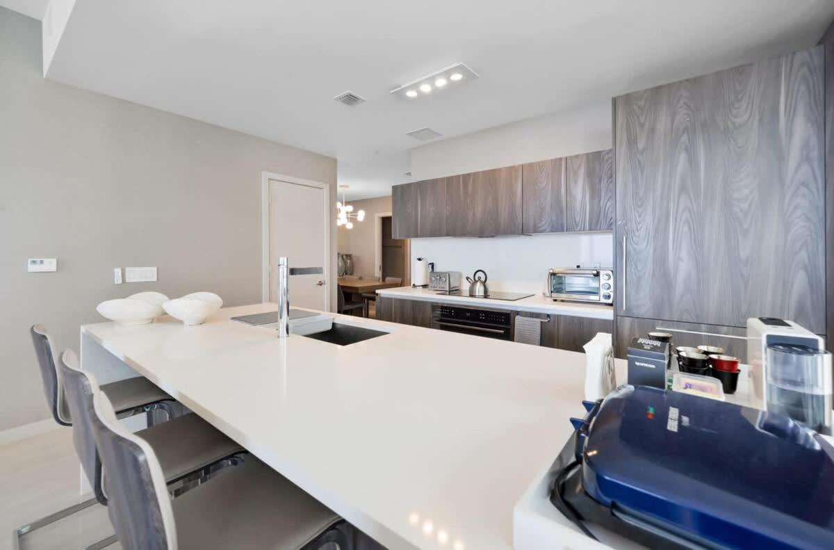 Skyline & Waterfront Views In A Luxe 3br * Miami