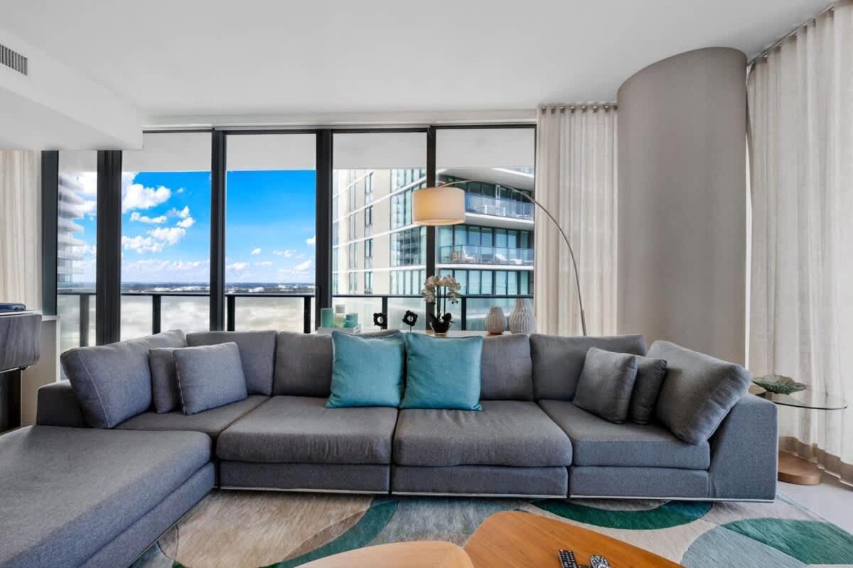 Skyline & Waterfront Views In A Luxe 3br * Miami