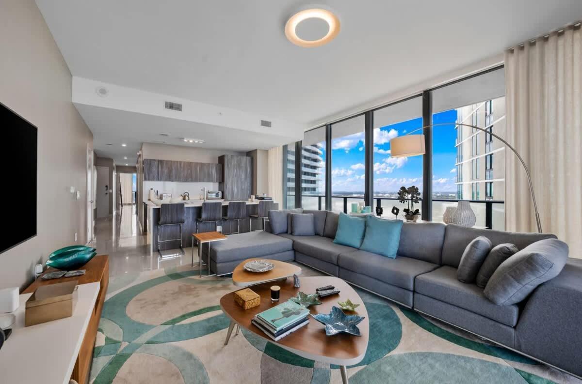 Skyline & Waterfront Views In A Luxe 3br Miami