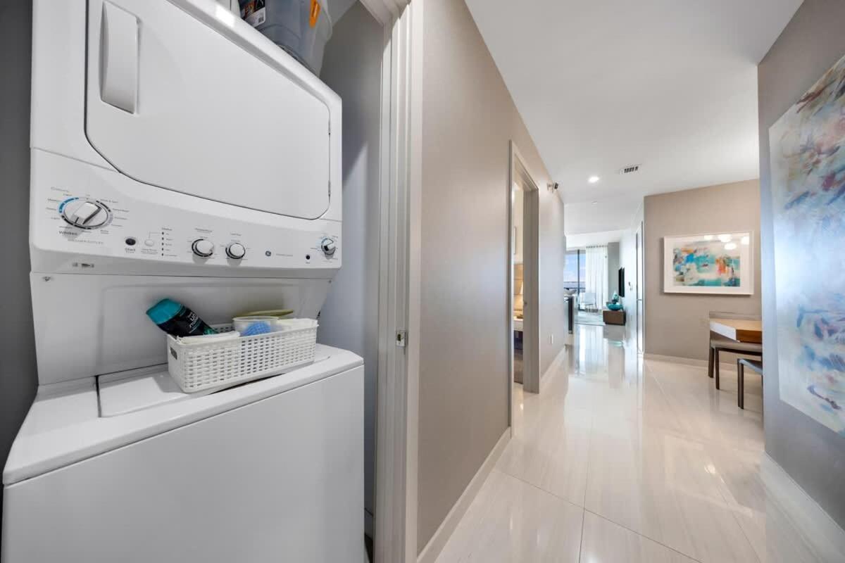 Skyline & Waterfront Views In A Luxe 3br Casa vacanze Miami