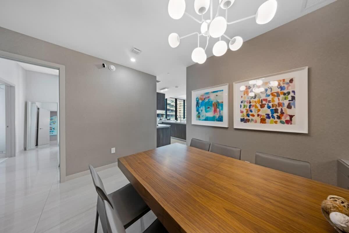 Skyline & Waterfront Views In A Luxe 3br *