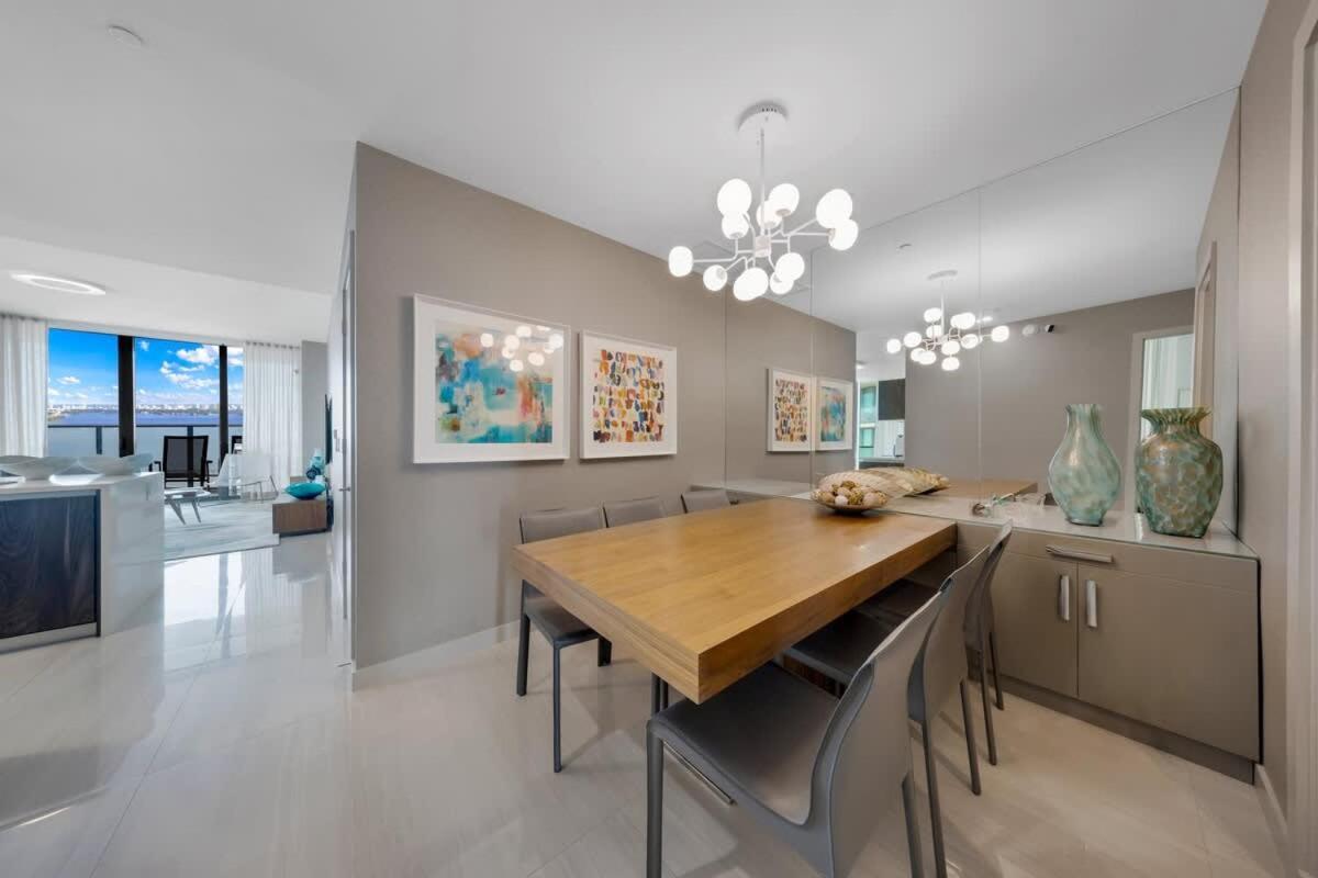 Skyline & Waterfront Views In A Luxe 3br *